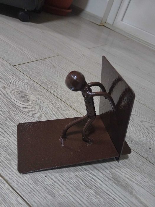 Suport telefon metal realizat manual sudat/sculptura in metal