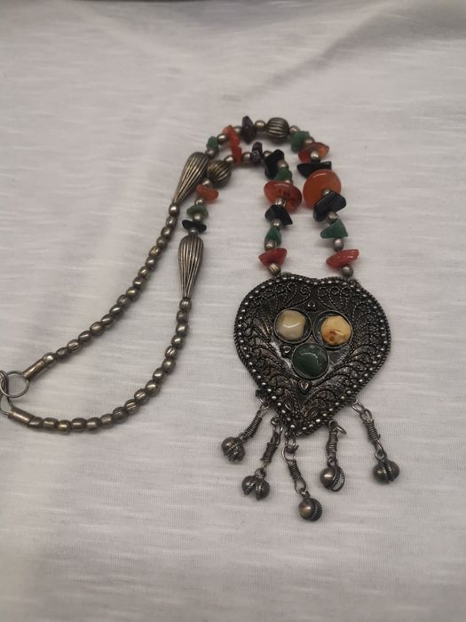 Медальон, кован метал и ахати