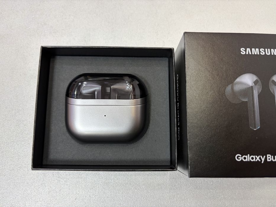 Samsung Galaxy Buds 3 Pro, Silver, la cutie