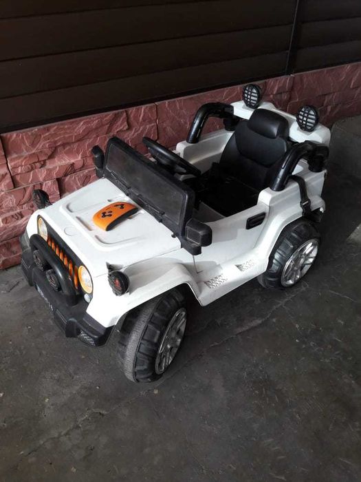 Машинка детская в хорошем состоянии.