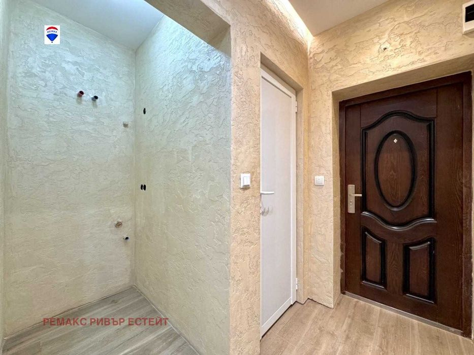 Продава се Тристаен апартамент в Русе, Център - 93 кв.м за 2075 €/кв.м - Снимка #11