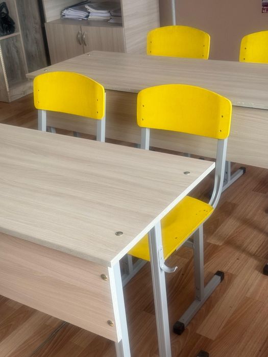 Продам растущие парты с двумя стульями в комплекте