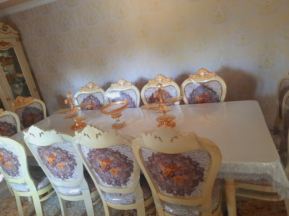 Поодам стол и стулья