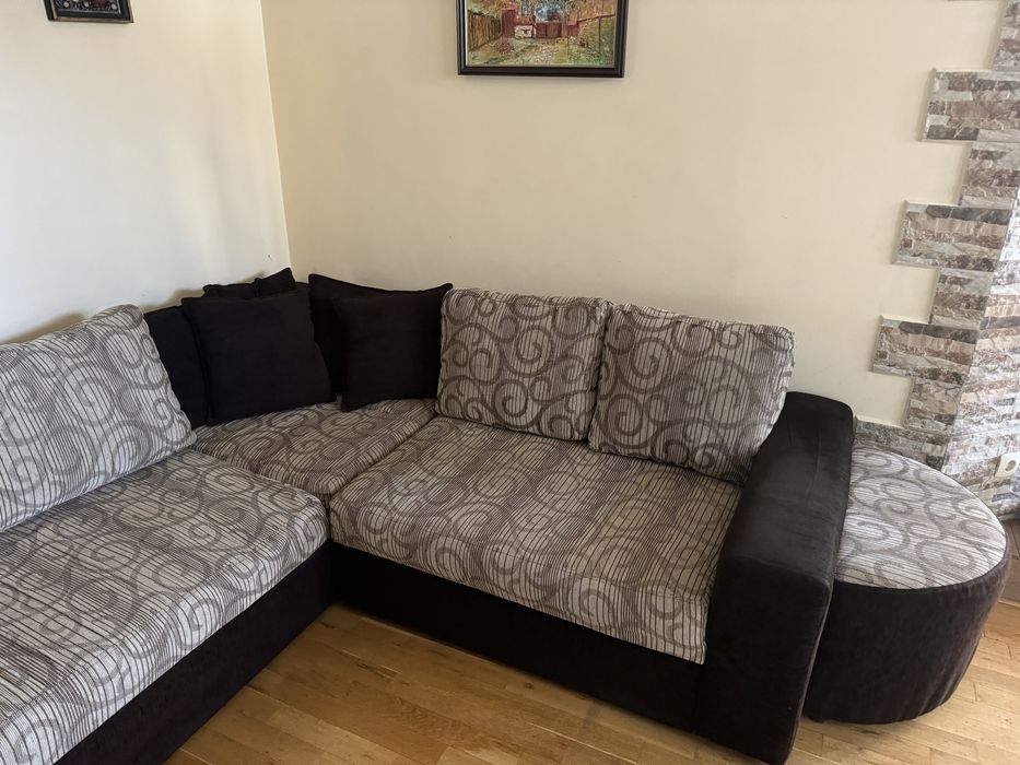 Голям стабилен диван, разтегателен, ъглов,с ракла, табуретки 250/220sm