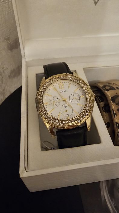 Часовник Guess с три каишки