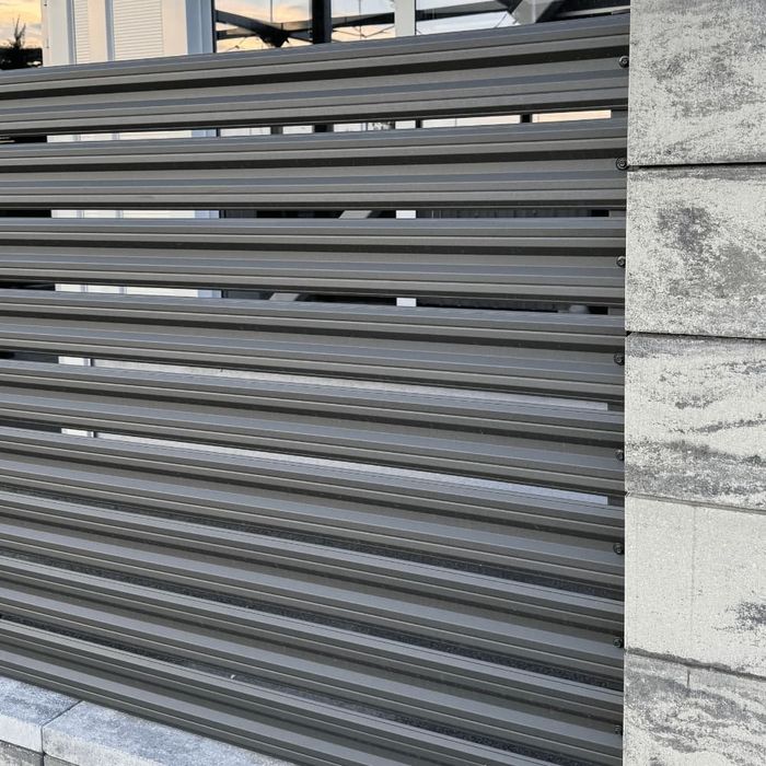 Garduri si porti din panouri stil jaluzele, sipca metalica, tabla cutata, plasa bordurata, fier forjat, BCA sau beton si alte modele disponibile