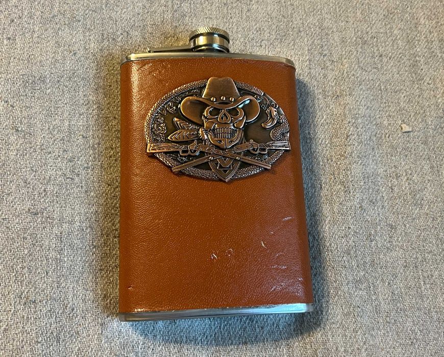 Ploscă inox 9oz îmbrăcată în piele, design cowboy craniu și revolvere