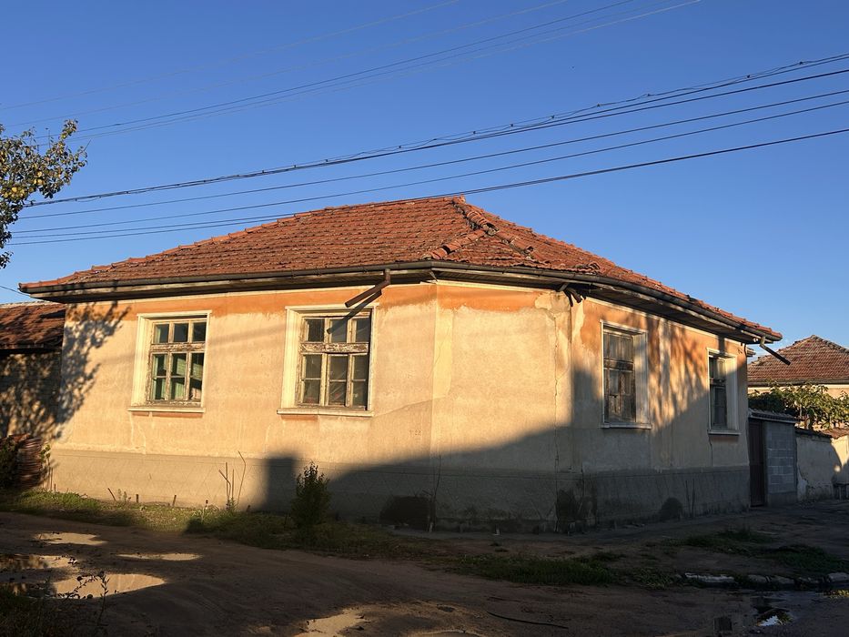 Продавам къща с двор