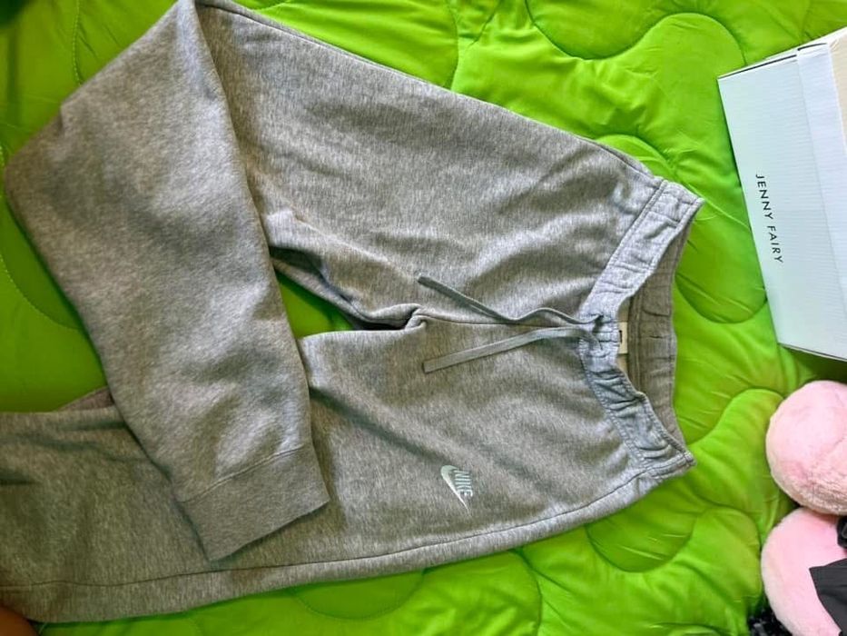 Сиво долнище Nike