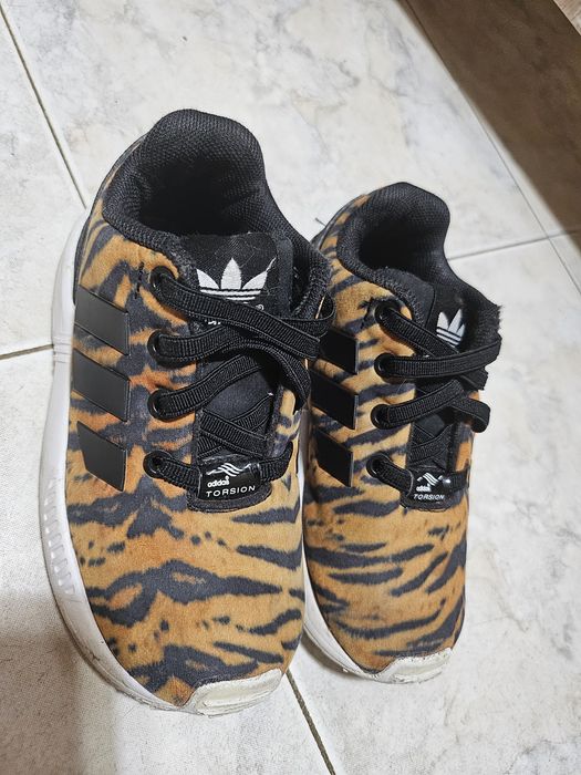 боти маратонки сандали пантофки