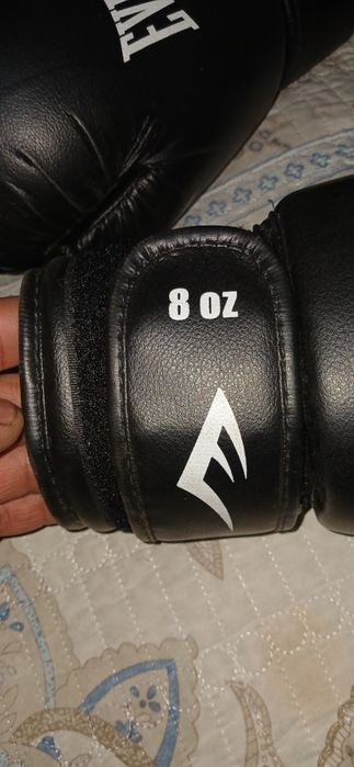 Продам перчатки на тайскии бокс