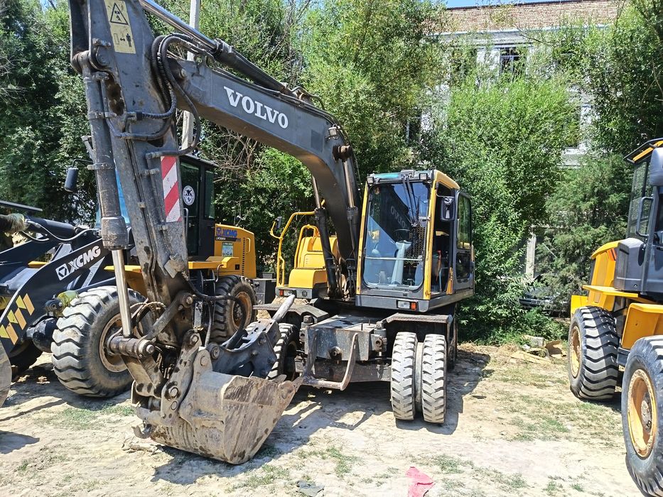 Volvo 145 yili 2015 xolati zo'r Adboynek kichkina kovush bor
