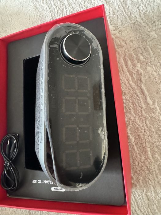 Колонка с часами