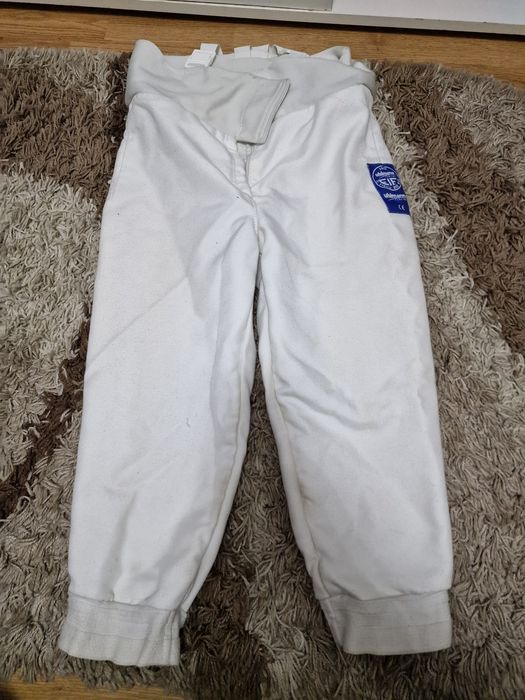 Vând Echipament de Scrima (sabie)