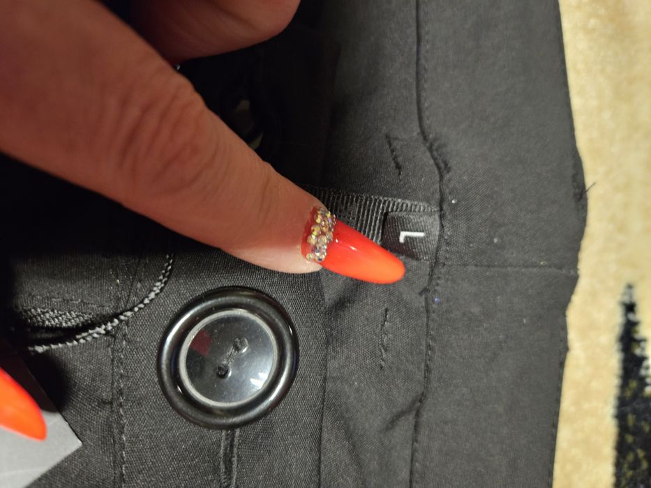 Pantaloni noi cu eicheta, Reflex