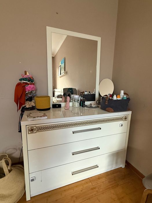 Спален комплект - легло с 2 нощни шкафчета, гардероб, скрин и огледало