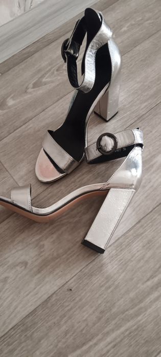 Босоножки серебристые