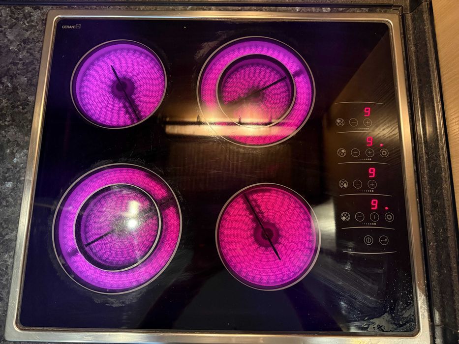 Ъглова кухна с барплод и ТВ щкаф