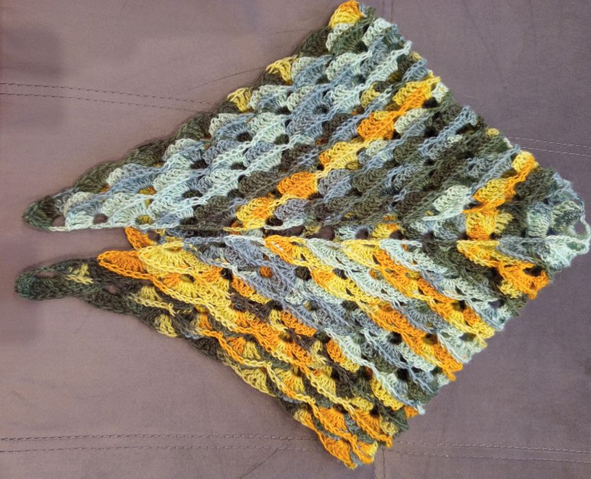 Топъл, пъстър шал, подходящ за есен-зима.