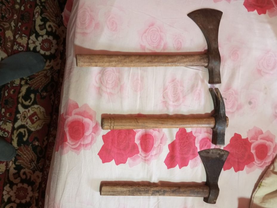 Стари сечива брадви секири