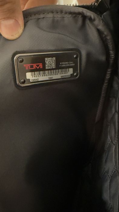 Продам слинг сумку Tumi