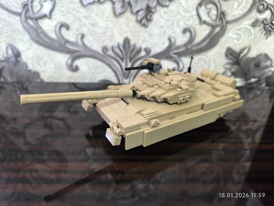 Собранный Лего танк Т-72