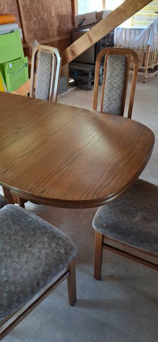 Masa  cu  sapte scaune