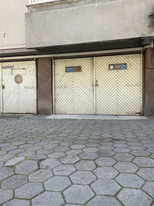 самостоятелен гараж под наем Докторски паметник