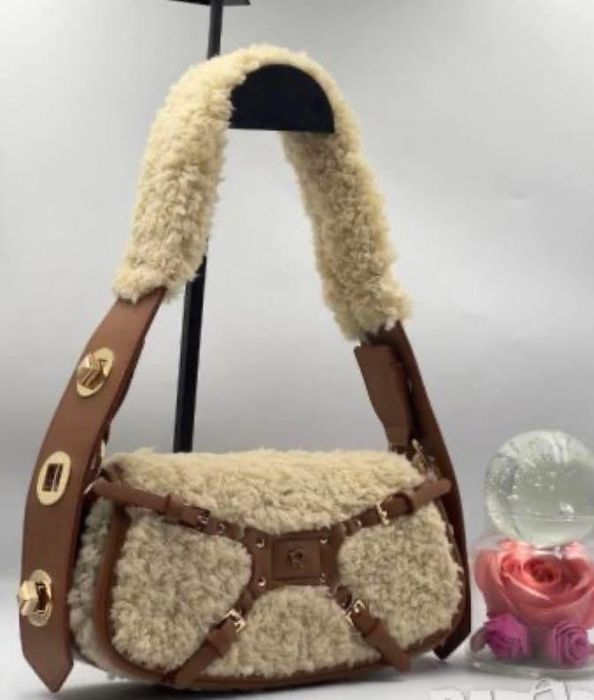 Уникална дамска чанта в кафяв цвят.