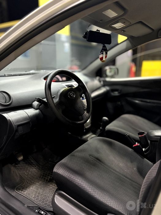 Yaris 2007 yil Toyota srochna sotiladi