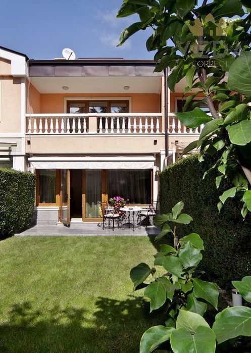 Дава се под наем Къща в София, Павлово - 195 кв.м за 1500 € - Снимка #1