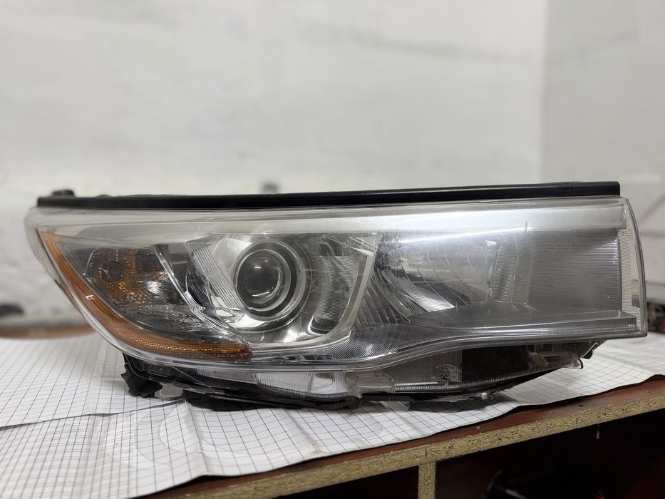 фара для Toyota Highlander.