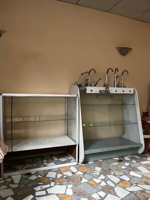 Продам витрины и офисную мебель