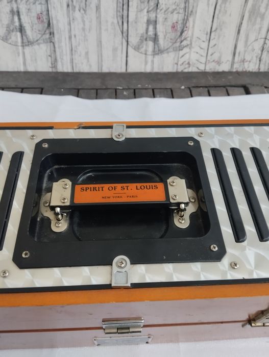 Продавам ретро радио spirit of.louis