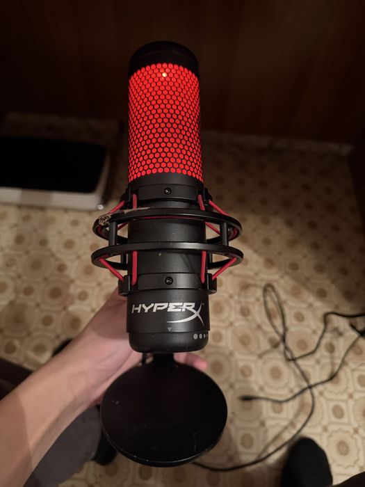 Микрофон HyperX Quadcast черный.