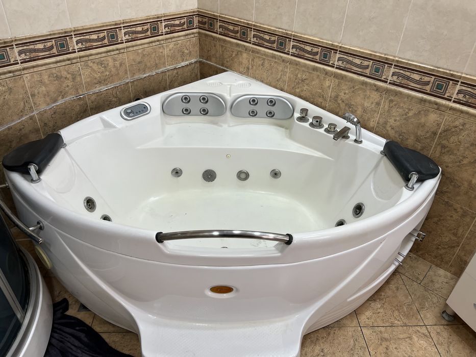 Душевая кабина + джакузи в идеале! Всё в рабочем состоянии!