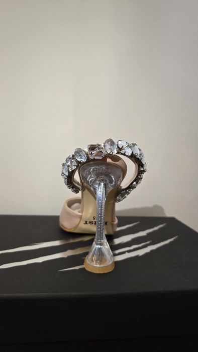 Обувки чисто нови