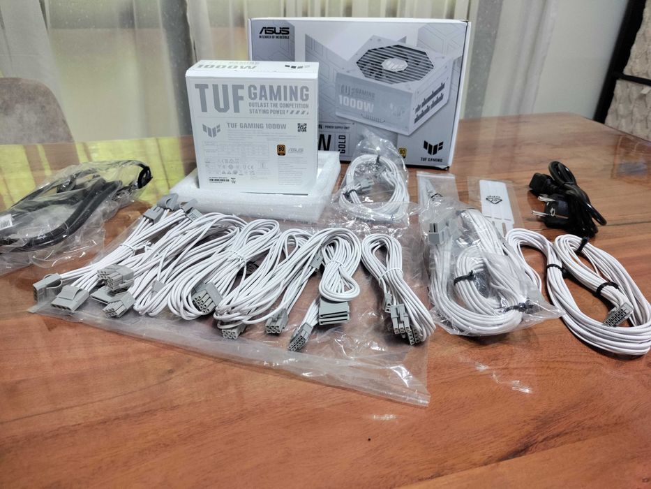 Продавам запазено захранване ASUS TUF Gaming 1000W Gold White Edition