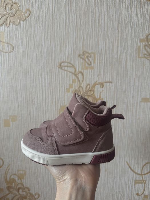 Продаю детские ботинки