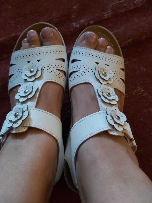 Бели сандали - много леки