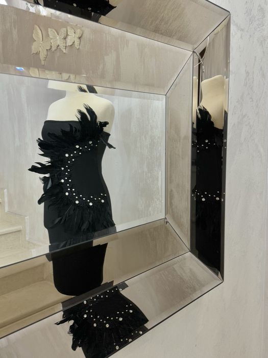 Елегантна черна рокля с пера и камъни – S/M/L (еластична)