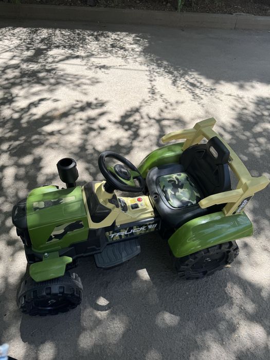 Детский трактор в хорошем состоянии