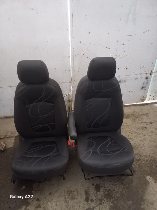 Спарк сиденья Янги