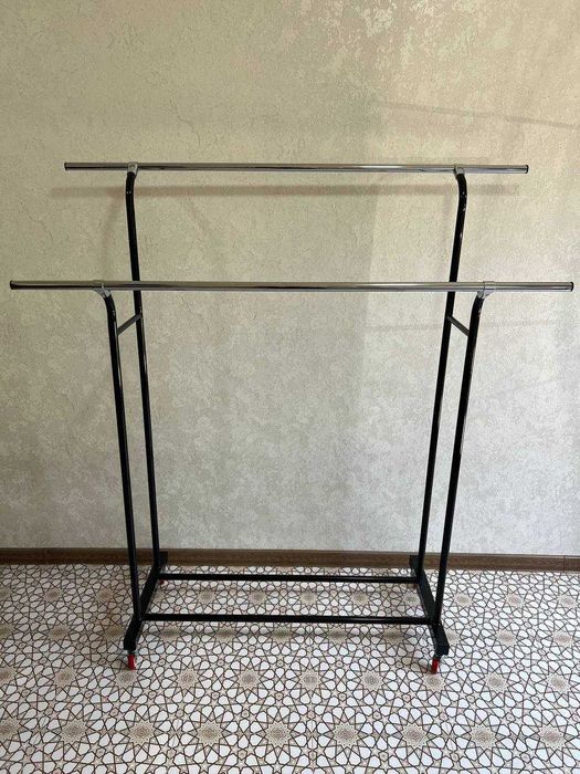 Металлический гардероб Вешалка-гардеробная на колесах.