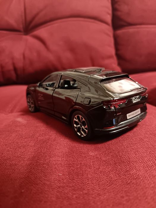 Vând machetă Ford Mustang Mach-E