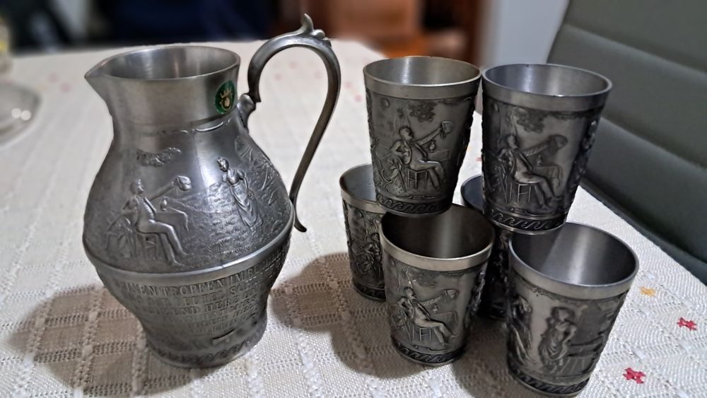 Carafa  0,7 l  si 6 pahare  din staniu cu acelas model