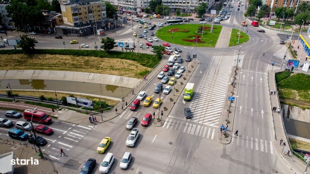 Vanzare Spatiu Comercial 52 mp- Podu Ros. Vitrina, vad pietonal.