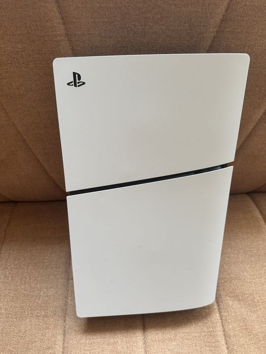 PlayStation 5..гаранция..2-контролера и 8 игри