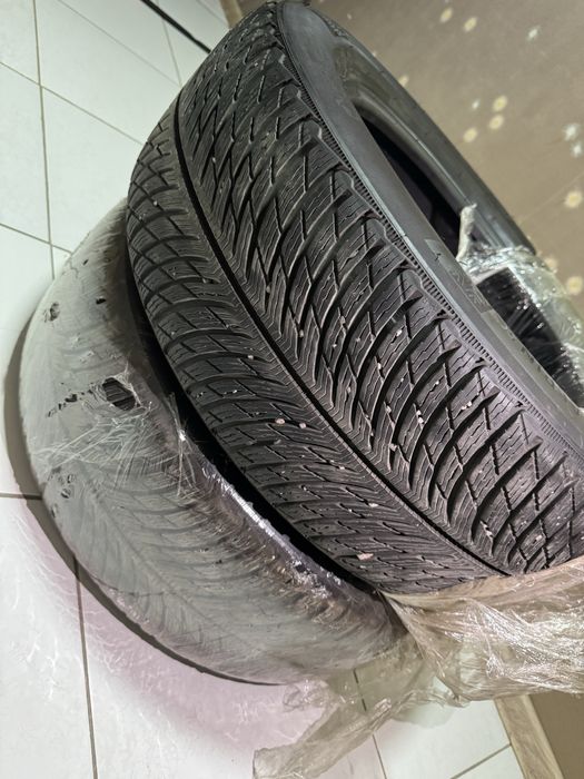 Продается зимние шины michelin  235/55/17 ездили один сезон проехали