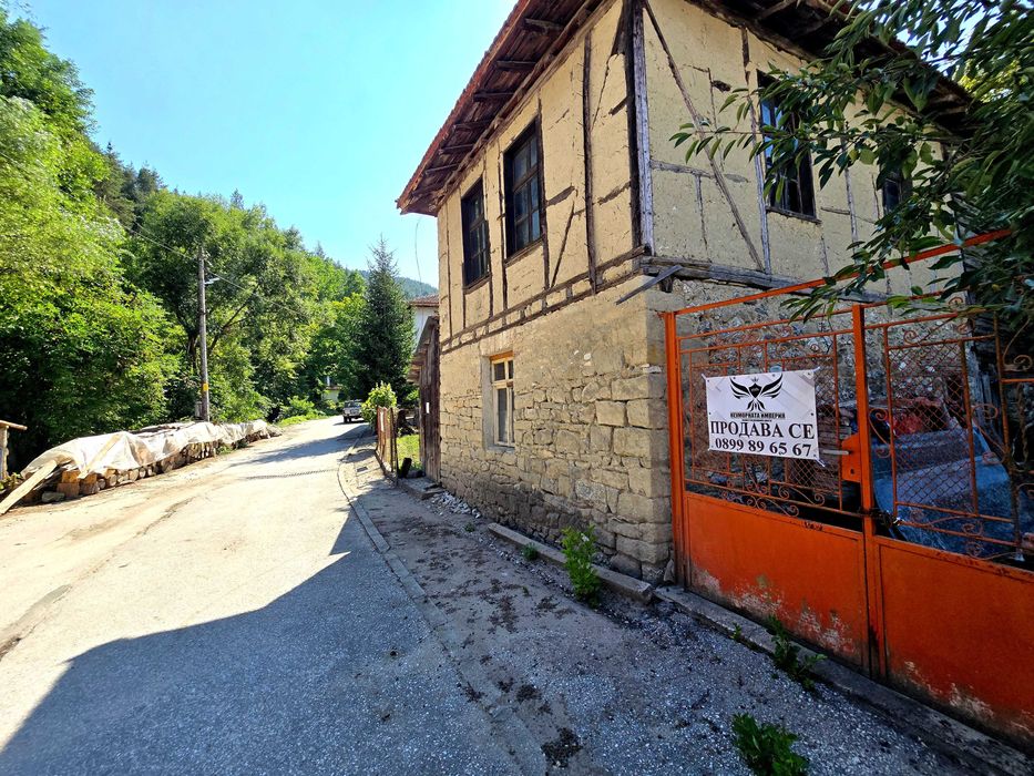 Продавам двуетажна къща 120РЗП с 152кв. двор в село Малево